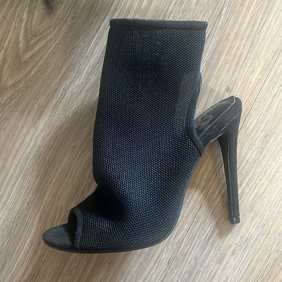 So Me’s 4 1/2 “ black heels with mesh - Picture 2 of 5